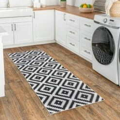NuLOOM Kellee Machine Washable Modern Diamonds Area Rug
